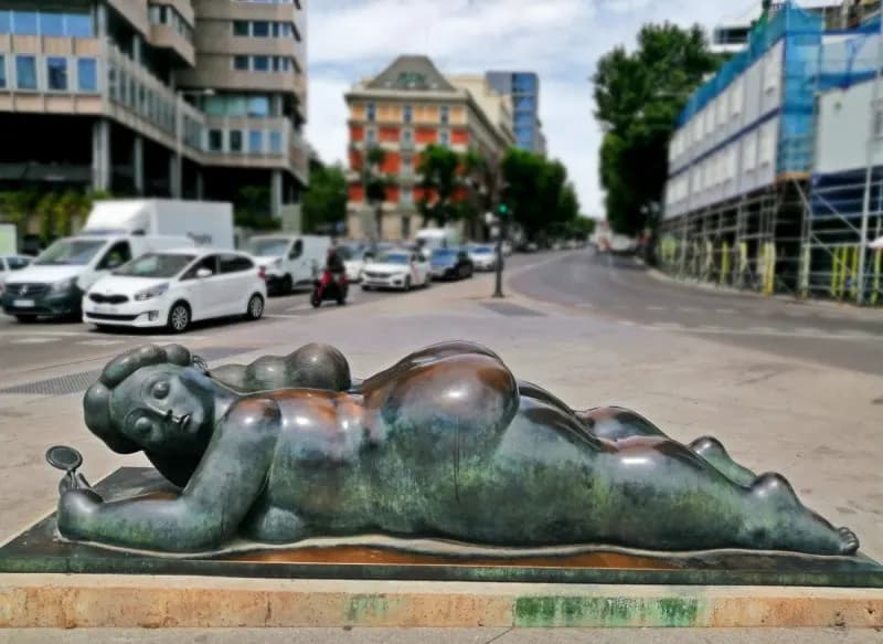 En la calle: escultura de mujer desnuda acostada