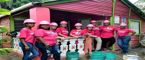 Voluntarias construyen pisos para jugar en 2da edición de Women Build RD