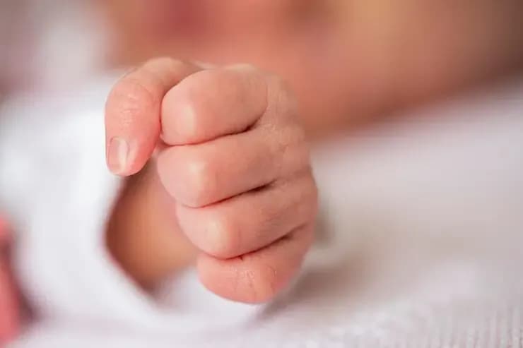 Roban niña recién nacida de una maternidad en Santiago