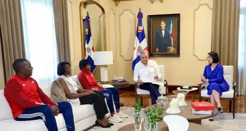 *Presidente Abinader da primer palazo para construcción de muelle de cruceros en Barahona y aeropuerto en San Juan* ( Cloned )