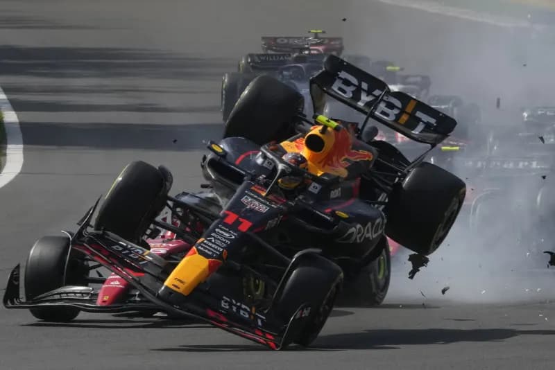 'Checo' Pérez choca con Leclerc en la primera curva del Gran Premio de México y se retira