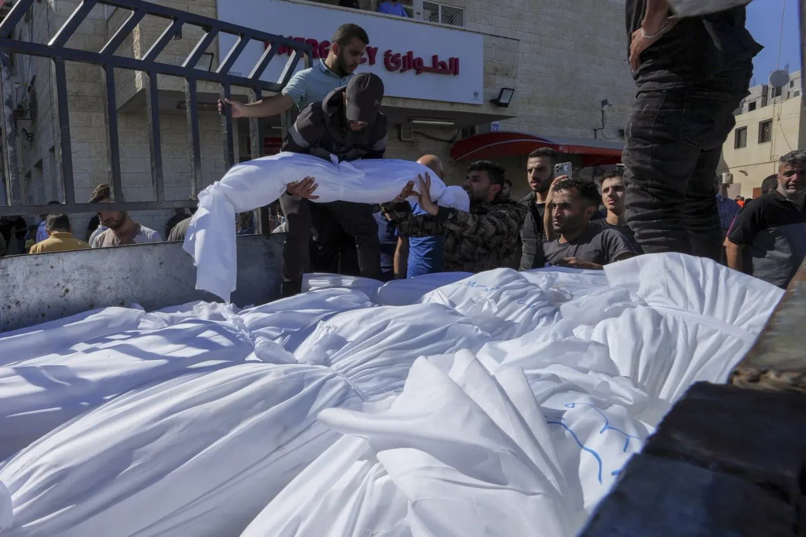 Los abarrotados hospitales en Gaza advierten de miles de muertes mientras se acaban los suministros