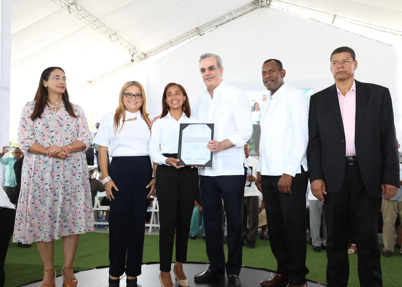 *Presidente Abinader entrega más de 800 títulos de propiedad en Guayabal, Azua*