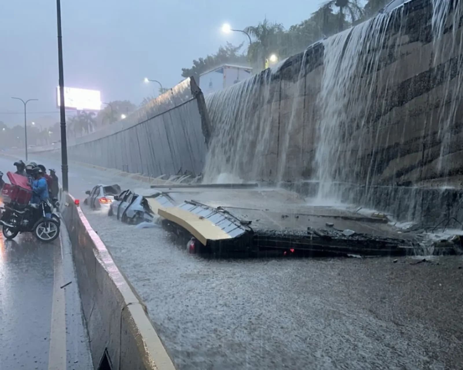 COE reporta 24 fallecidos por paso de disturbio tropical sobre el país