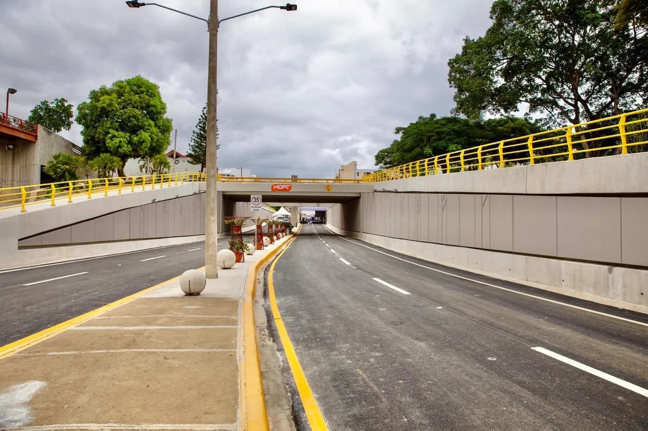 Presidente inaugura varias obras en Santiago