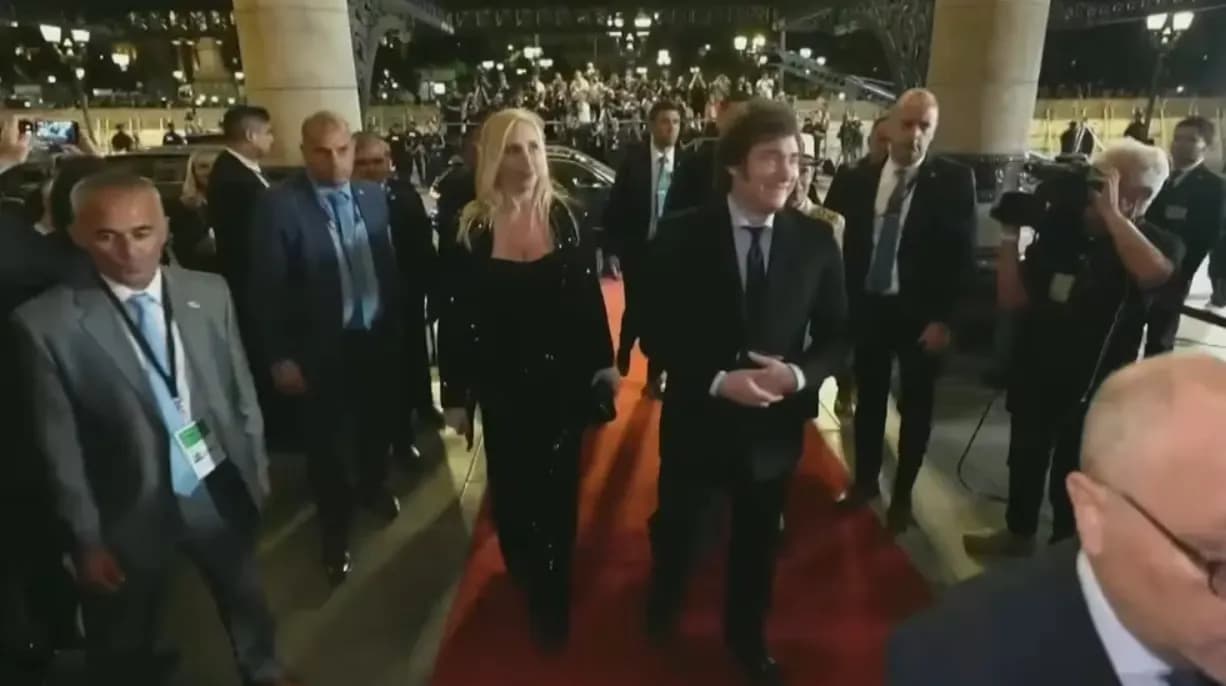 El presidente Javier Milei terminó la jornada en el Teatro Colón y cerró el día de su asunción