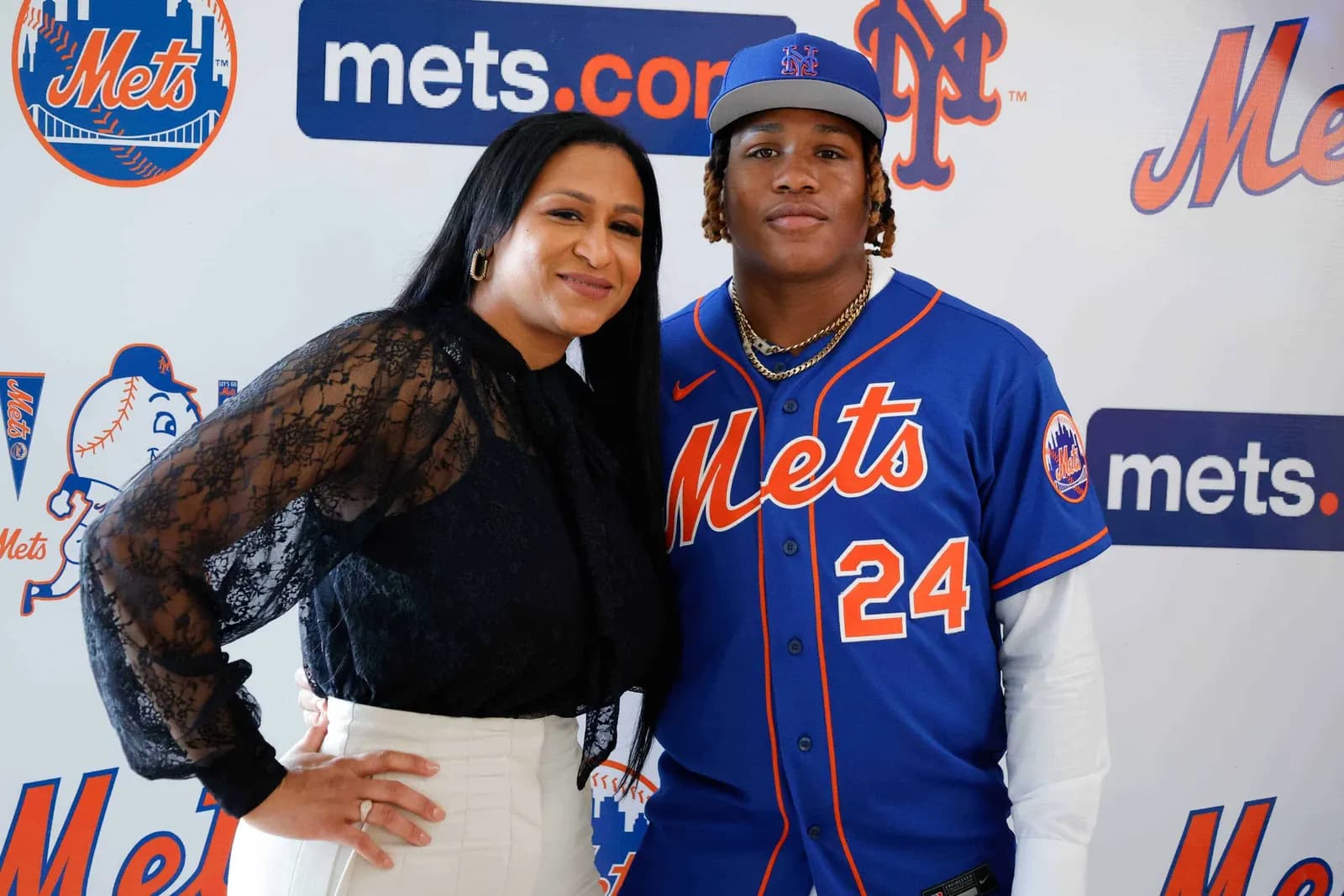 Vladi Miguel, el tercer hijo de Vladimir Guerrero que firma