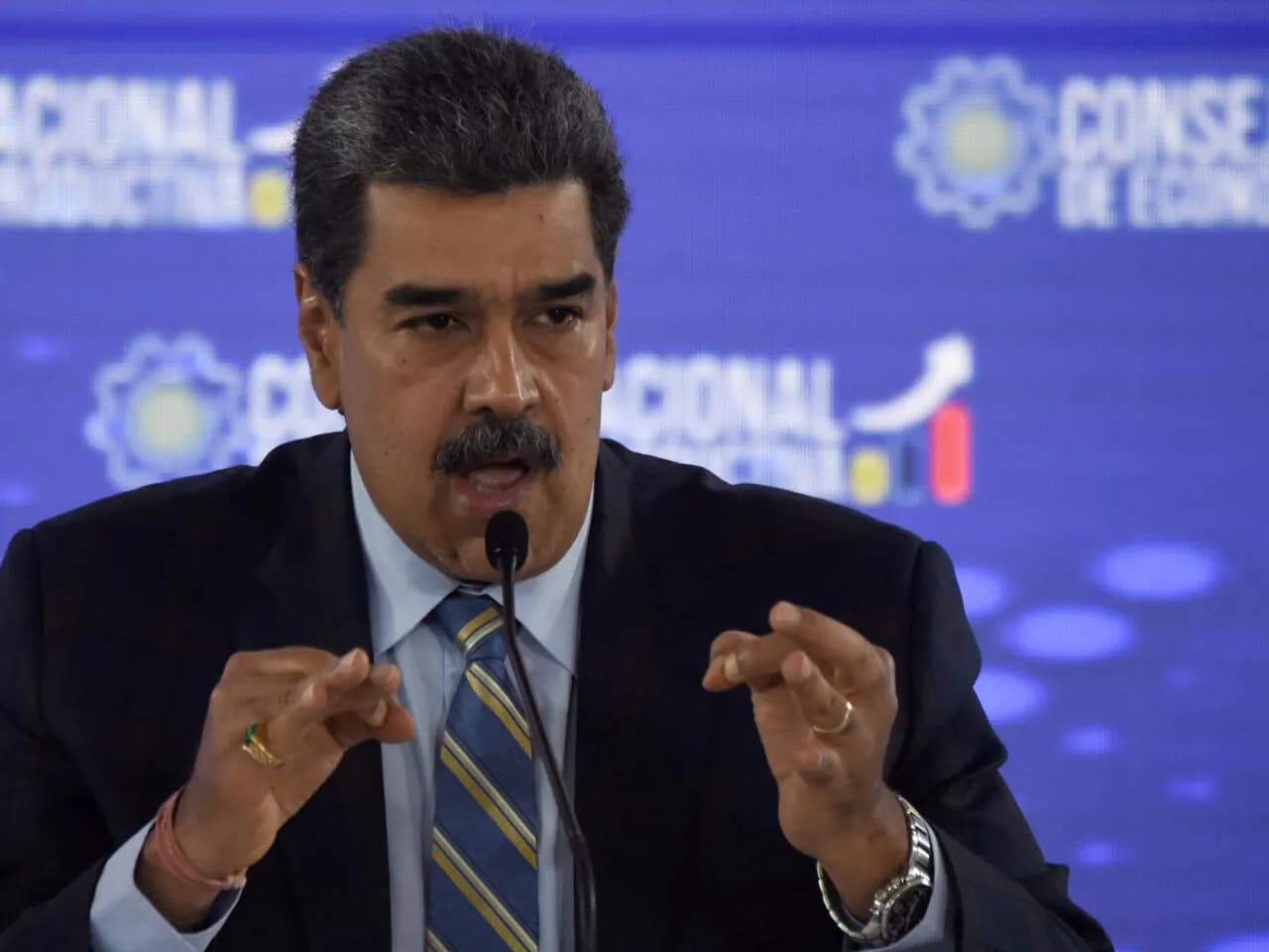 Maduro califica de "locura" y "desastre" decreto de Milei en Argentina
