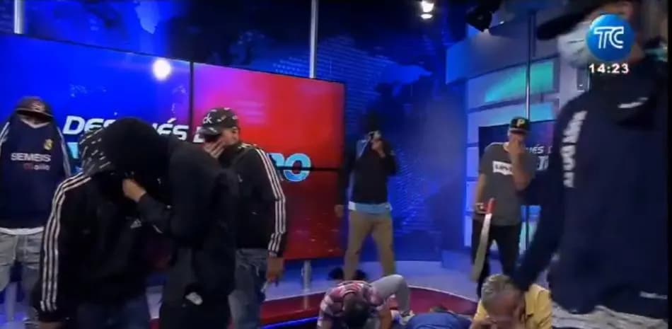 Encapuchados armados toman un canal de televisión en Ecuador durante transmisión en vivo