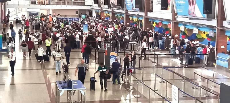 Quejas de pasajeros con aerolíneas por sobreventas de vuelos