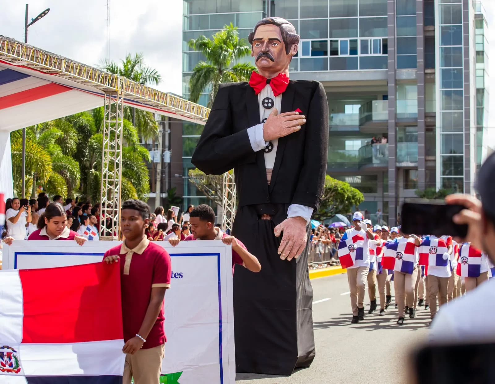 Presidente Abinader encabeza desfile cívico, militar y policial por 211 aniversario del natalicio de Juan Pablo Duarte