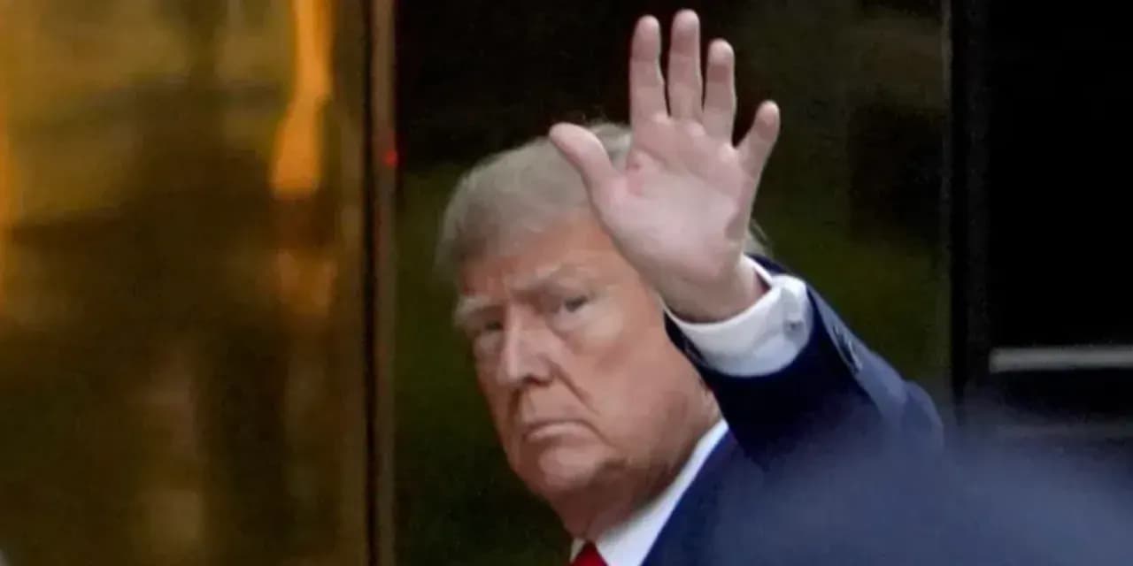 Juez amenaza a Trump con impedirle acceso al juicio por difamación
