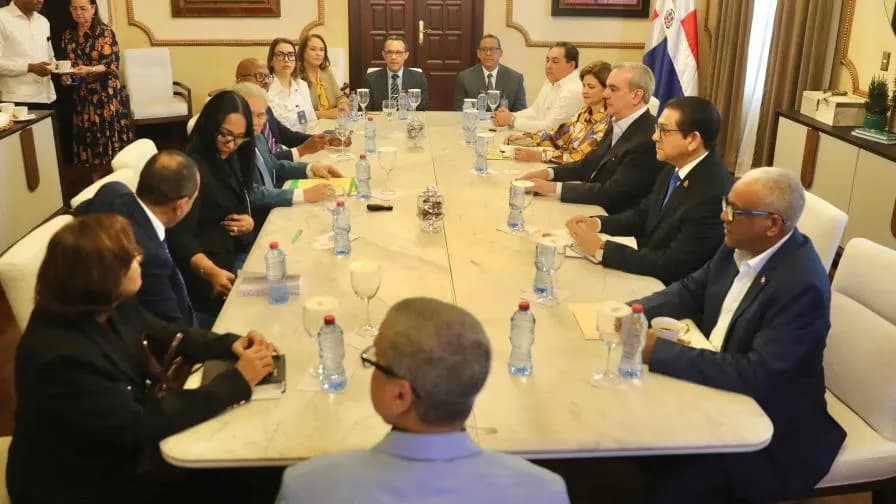 Abinader promete a médicos responder sus demandas sobre seguridad social y ajuste salarial