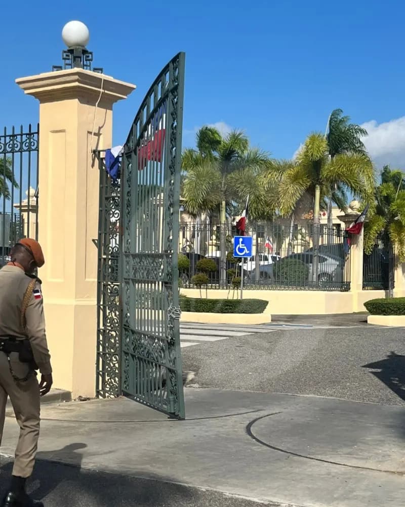 Ciudadano se estrella contra puertas del Palacio Nacional y hiere a dos miembros del Ejército