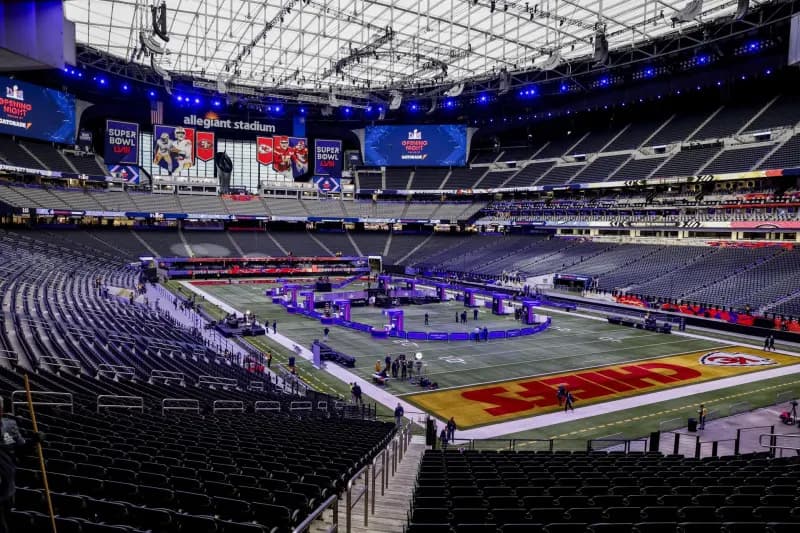 Faltan dos días del Super Bowl y Las Vegas da "brillo" al Allegiant Stadium