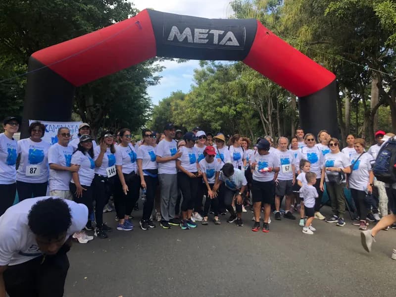 Realizan caminata por la salud preventiva en los adultos jóvenes