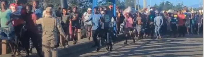 Haitianos asisten este viernes al mercado fronterizo en Dajabón