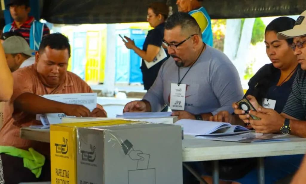 Abren los centros de votación para las elecciones en El Salvador