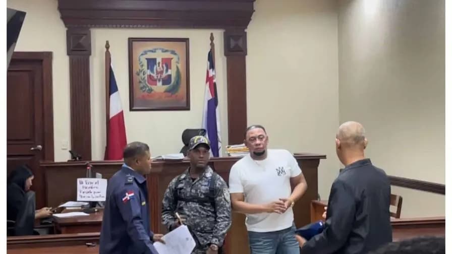 Anthony Santos trata de pasar desapercibido al asistir a juicio de fondo en su contra