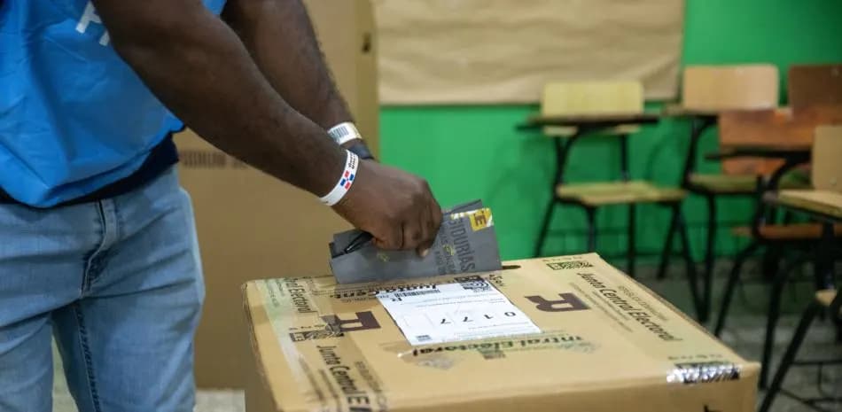 Partidos políticos depositan ante la JCE sus binomios presidenciales para las elecciones de mayo