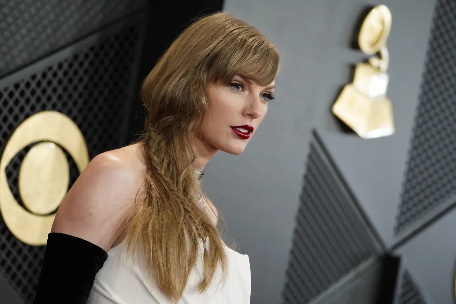 Taylor Swift anuncia la última versión de su disco con otro tema extra, «The Black Dog»