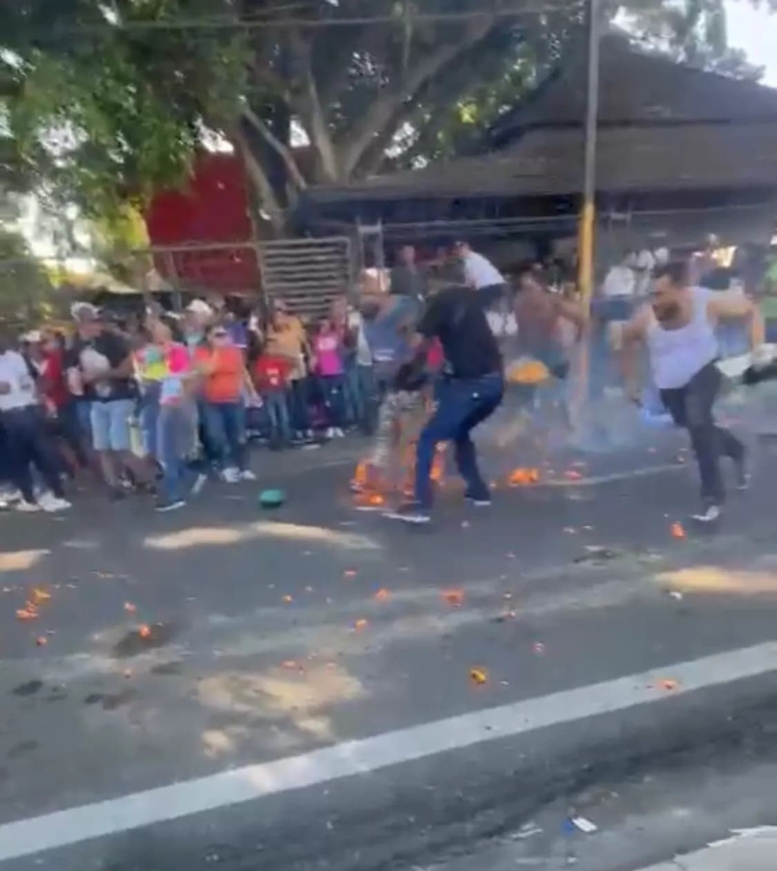 Tragedia en carnaval de Salcedo; la desesperación por ayudarse uno a otro habría propagado más el fuego