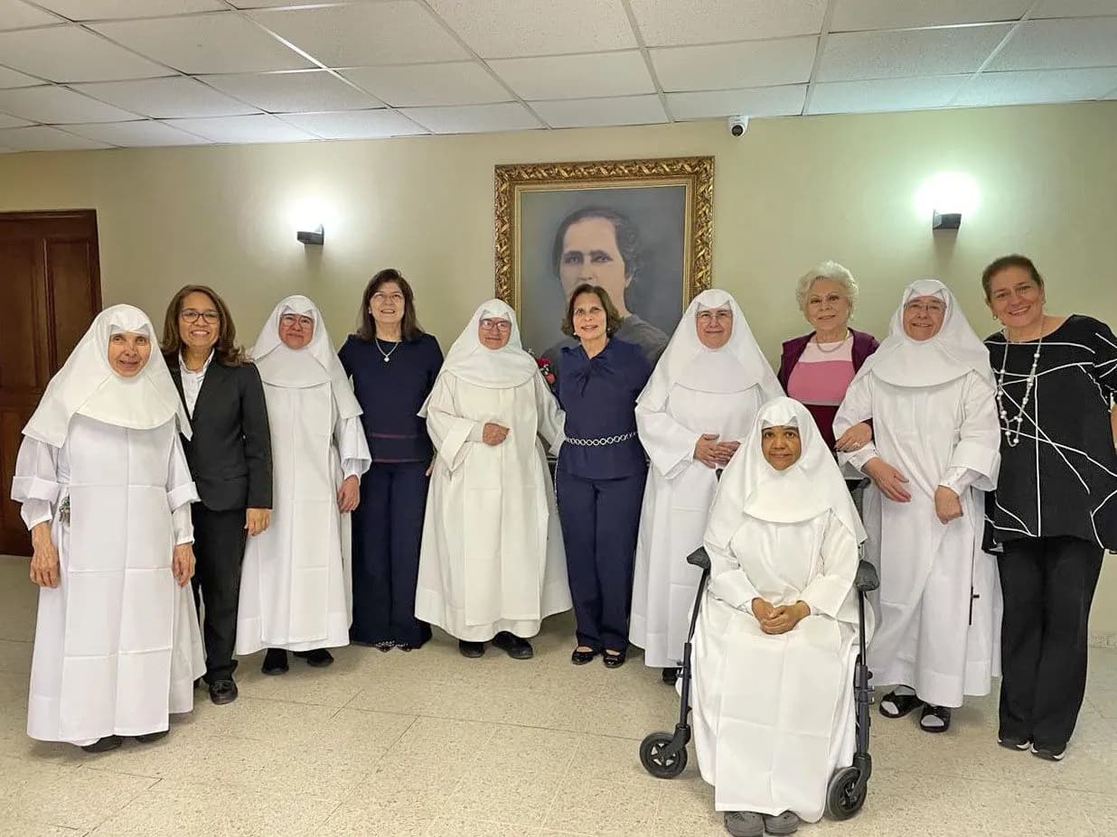 Fundación Huáscar Rodríguez H. renueva camas Centro Geriátrico Margarita Herrera