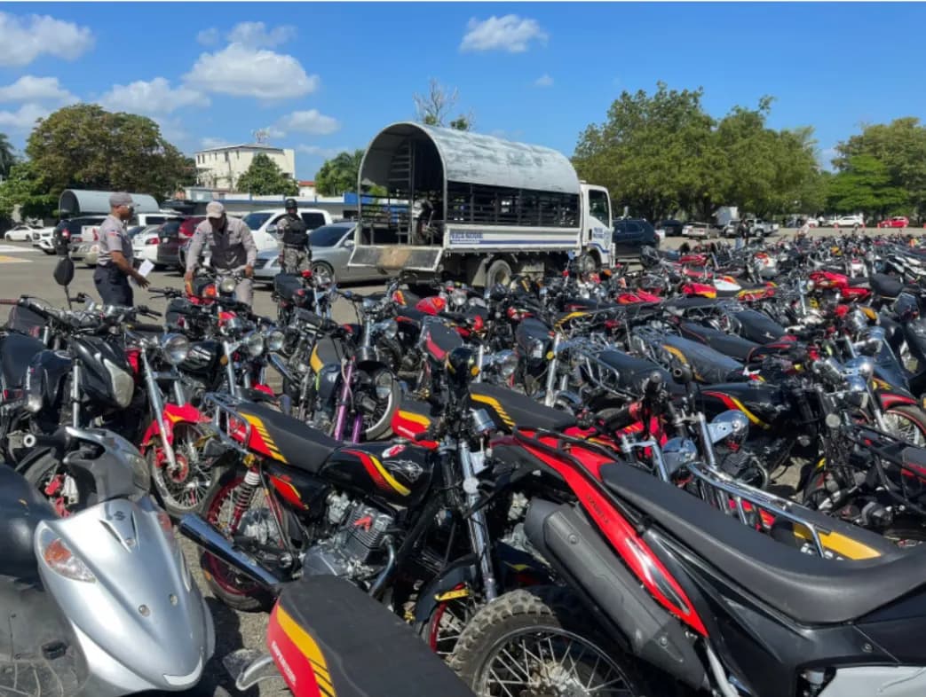 Largas filas para retirar motocicletas incautadas durante la Semana Santa en Santiago