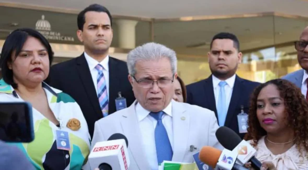 Gobierno y Colegio Médico avanzan en discusión sobre aumento salarial