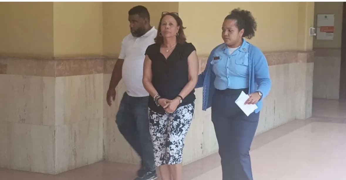 Apresan en plena audiencia a esposa de profesor asesinado en 2020 en Santiago