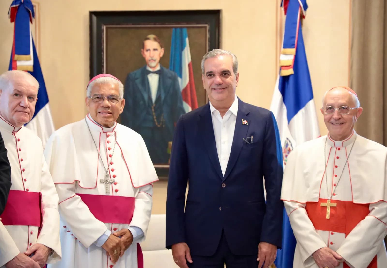 Ozoria se reúne con Abinader para presentarle Orden Ecuestre del Santo Sepulcro