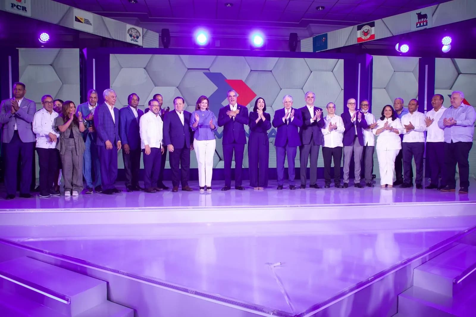 Luis Abinader firma acuerdo programático con 25 organizaciones políticas que integran la coalición RD Avanza