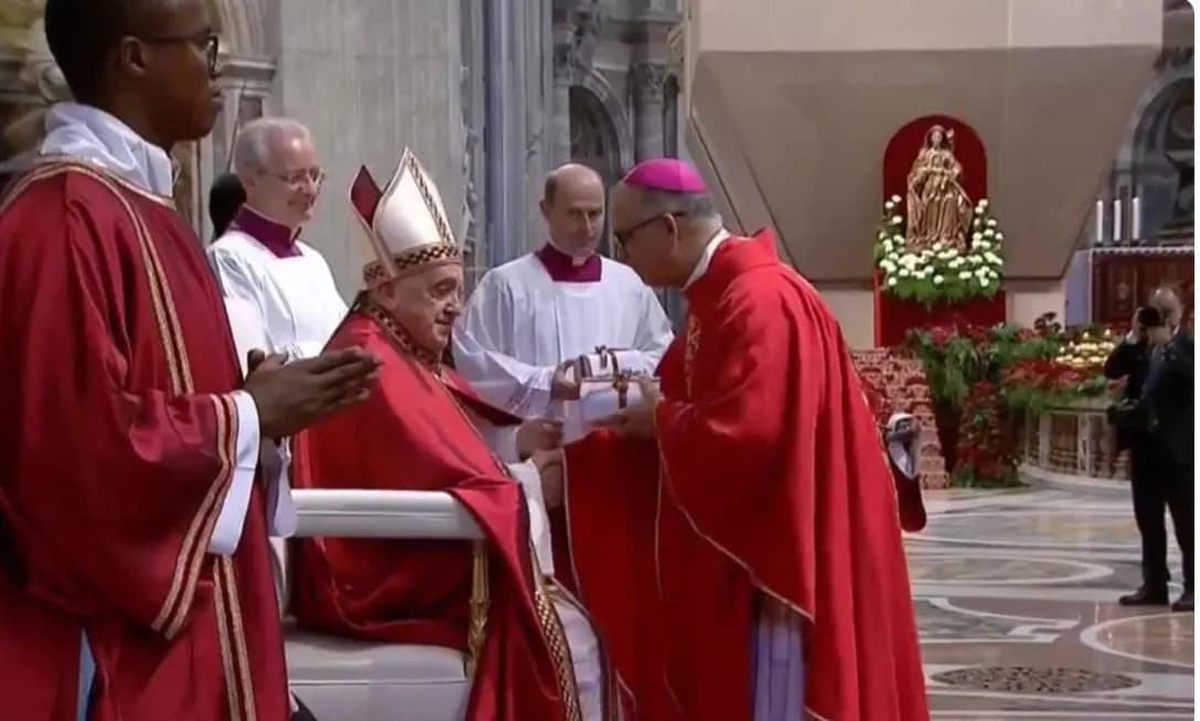 Papa Francisco entrega el palio arzobispal y la vestidura litúrgica a Monseñor Héctor Rodríguez