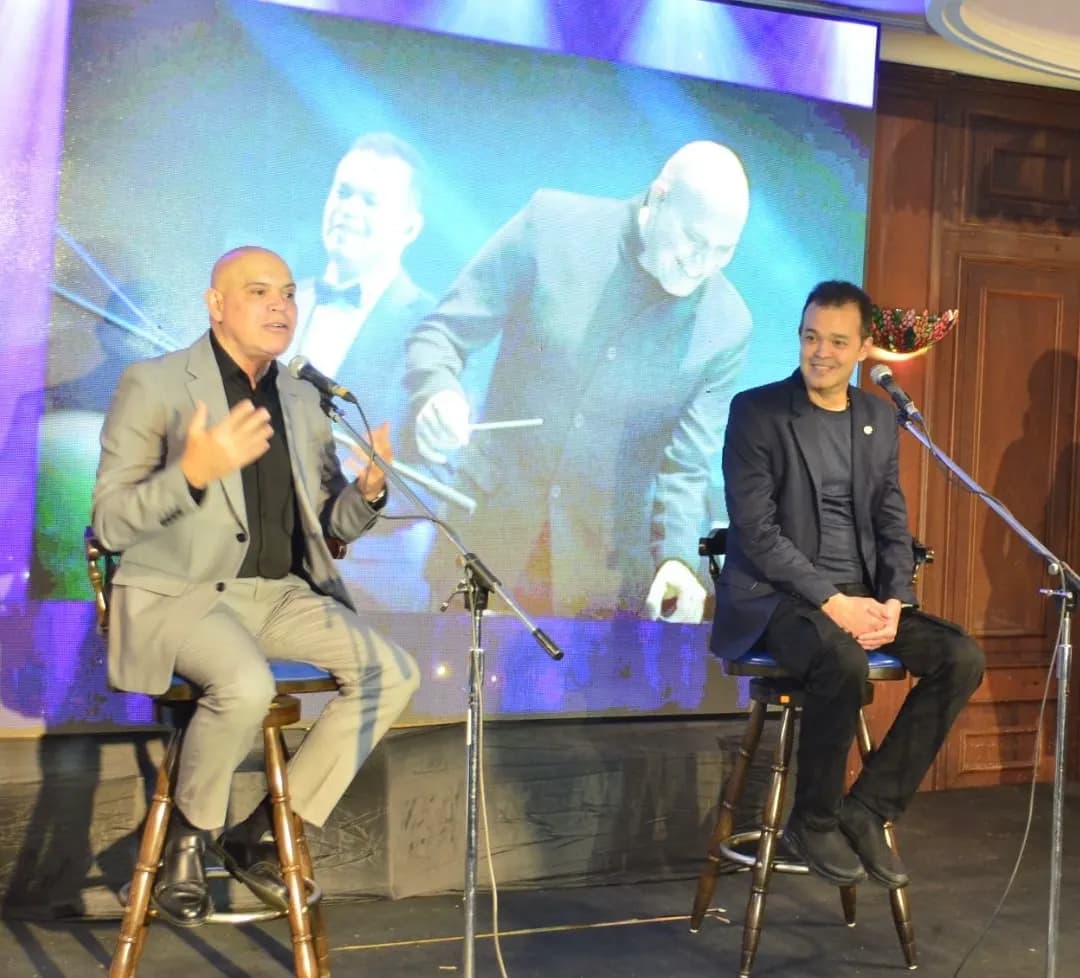 Alex Bueno celebra en Santiago 40 años en el arte con concierto sinfónico