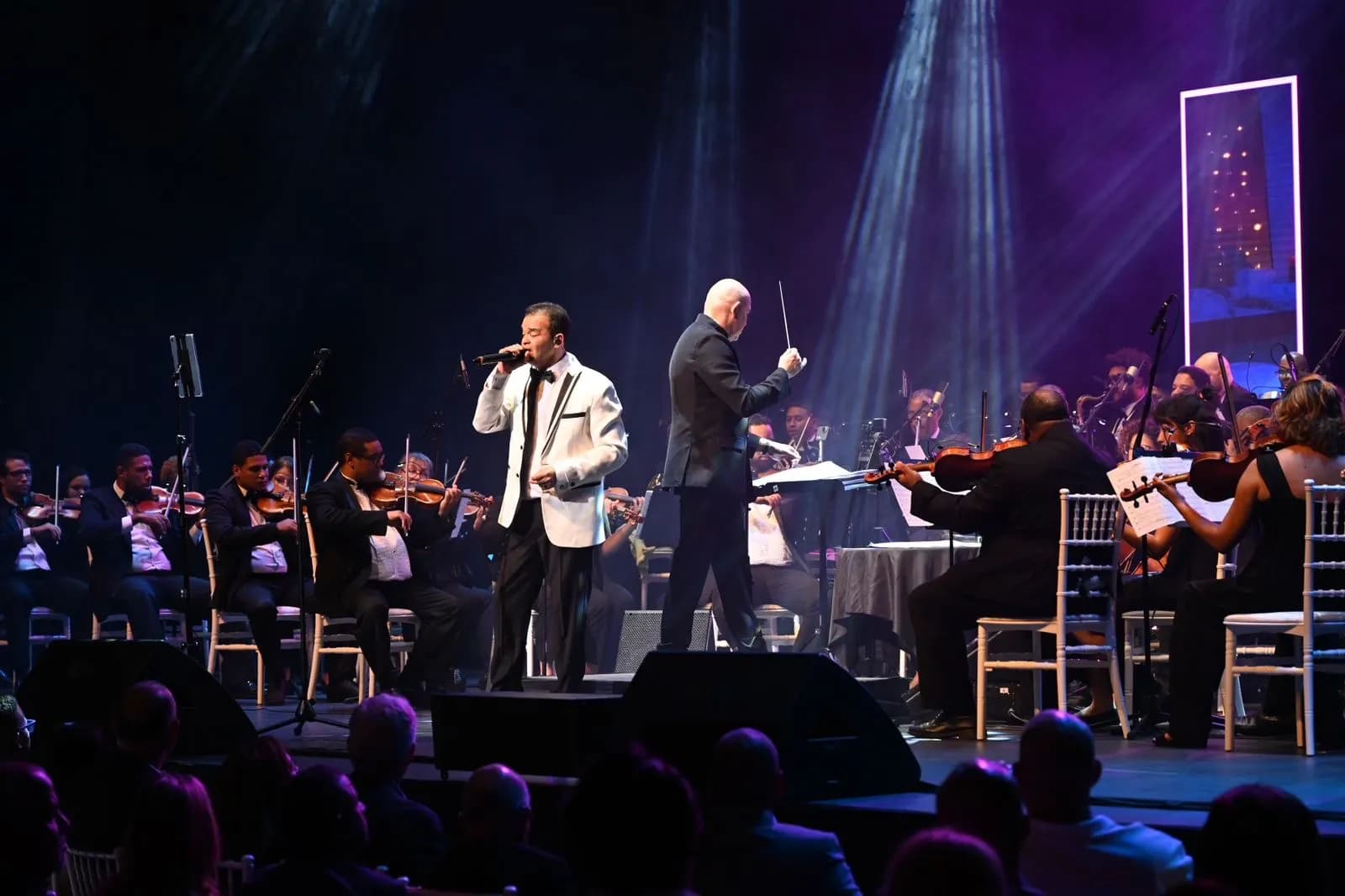 Alex Bueno sinfónico y el maestro Amaury Sánchez se presenta en Santiago