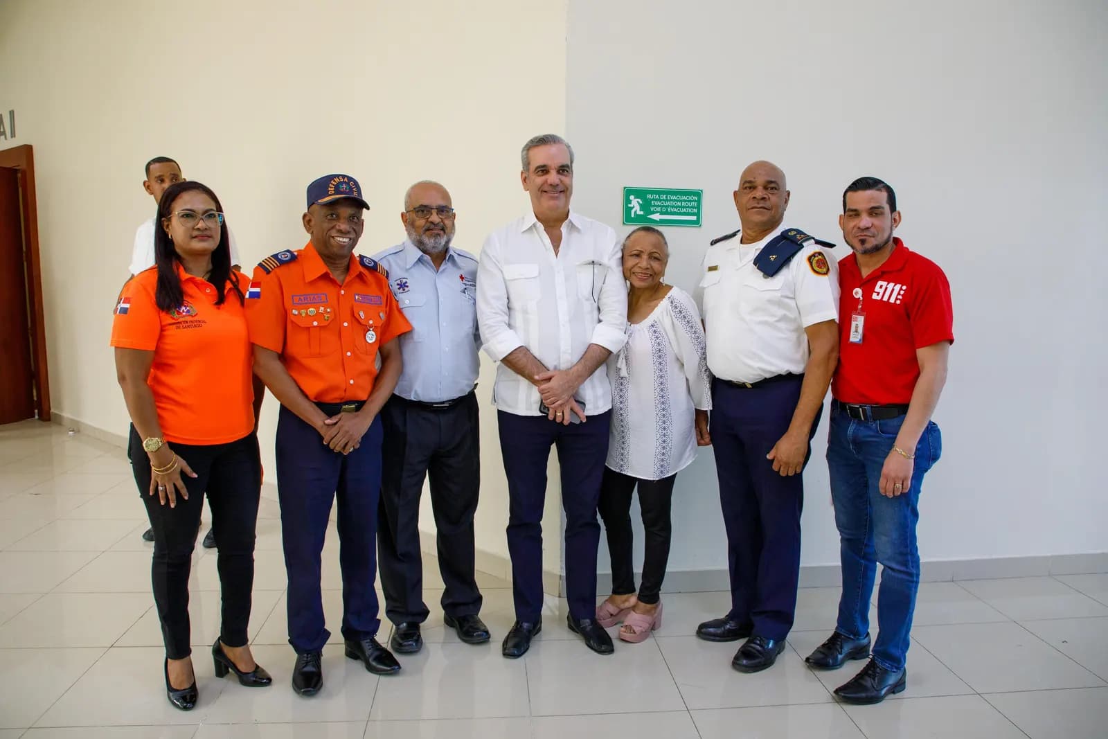 Presidente Abinader se reúne con comunitarios y voluntarios de la Cruz Roja, Cuerpo de Bomberos y Defensa Civil