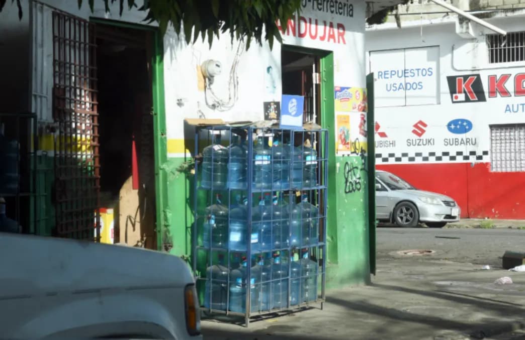 Botellones de agua siguen al sol a días de vencer plazo para protegerlos