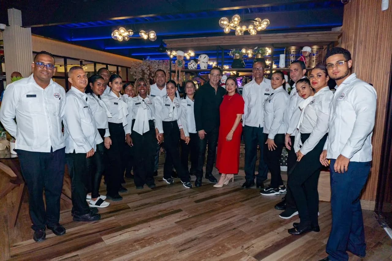 Amigos Seafood Steakhouse celebra galardón “Restaurante del Año”