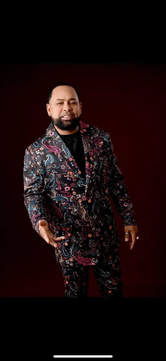 Bachatero Allendy celebra fin de año con tema “Llegó Navidad”