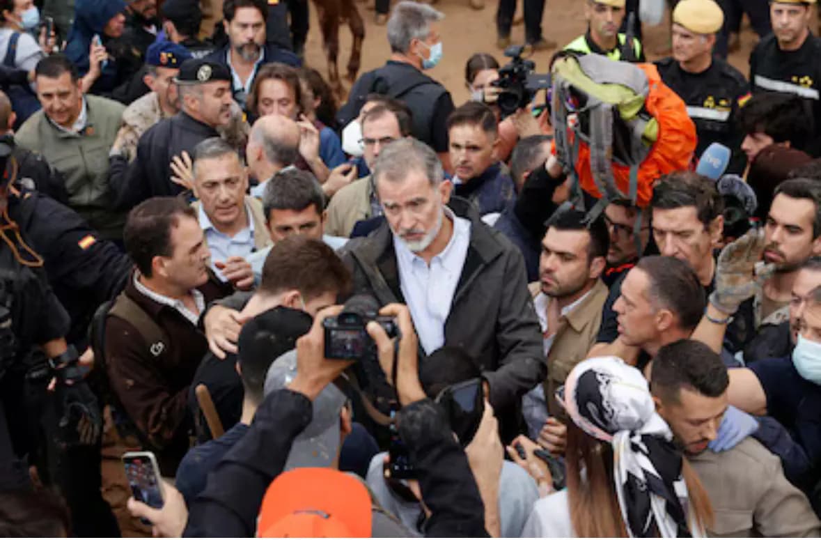 Lanzan barro a los reyes, Pedro Sánchez y Carlos Mazón entre insultos y gritos de “asesinos”