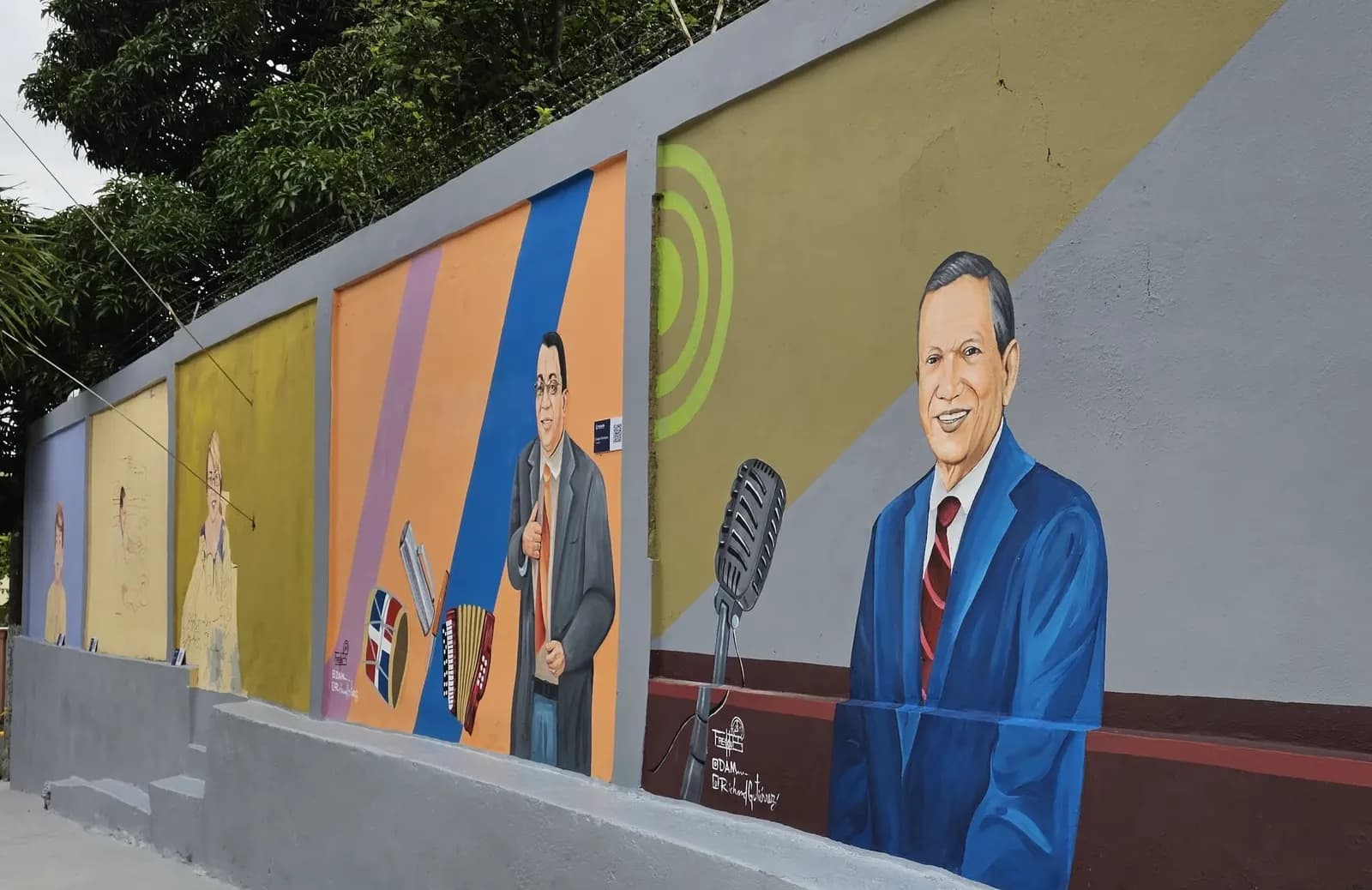 Develizan mural en la calle Paseo de los Locutores,  en honor a varios profesionales del micrófono