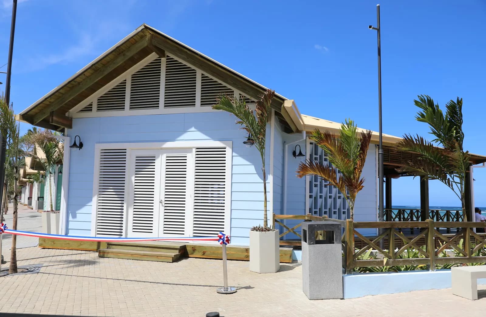 Presidente entrega Plaza del Pueblo de los Pescadores en Las Terrenas
