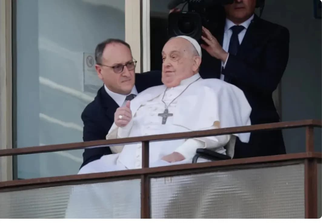 El papa reaparece tras 38 días y saluda desde el hospital antes de regresar al Vaticano