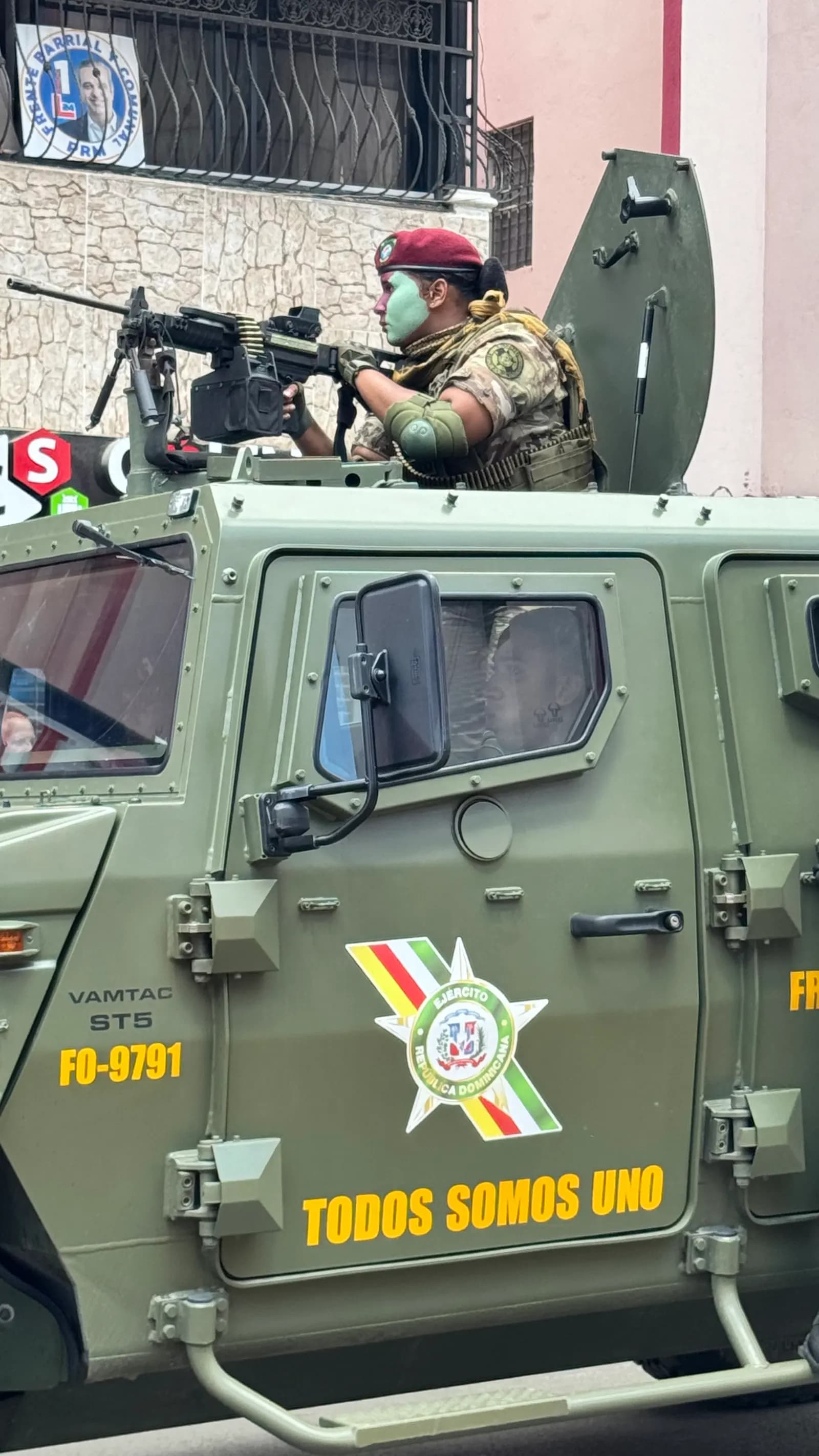 Presidente Abinader encabeza desfile por el 181 aniversario de la Batalla del 30 de Marzo en Santiago