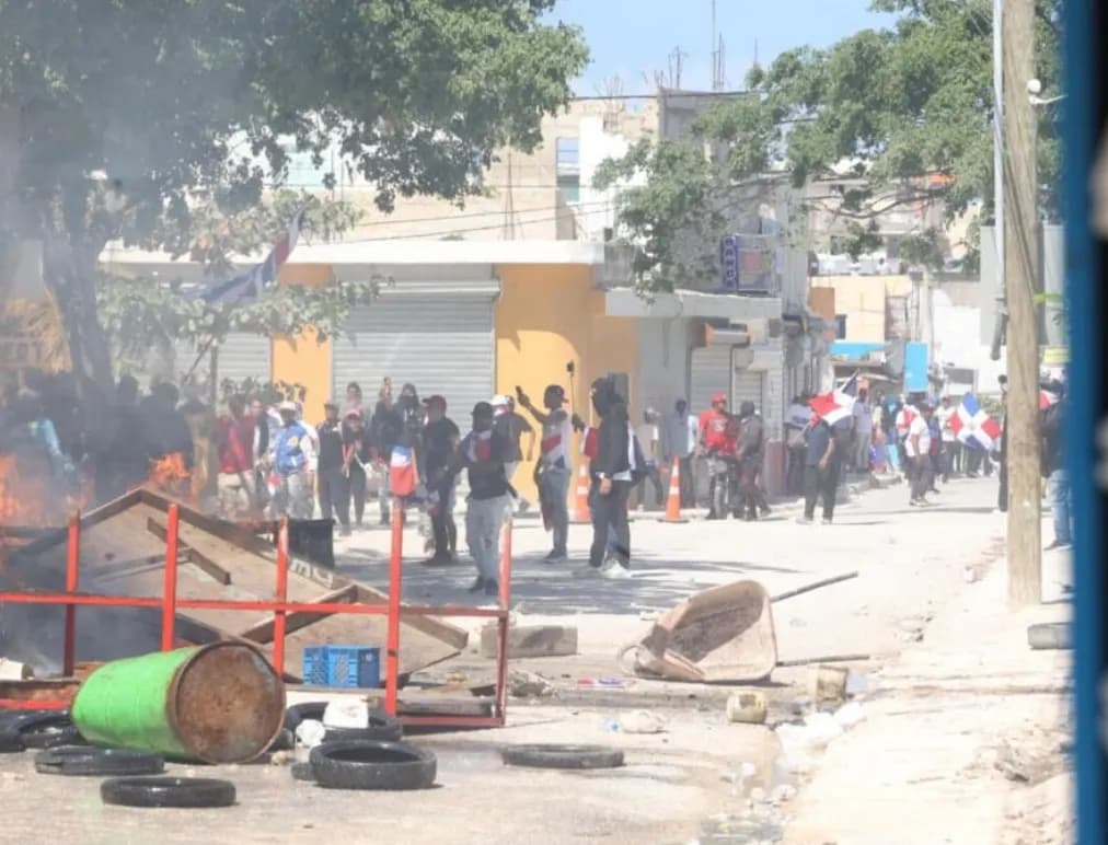 Tensión en El Hoyo de Friusa: Manifestación contra la inmigración ilegal termina en enfrentamientos con la Policía