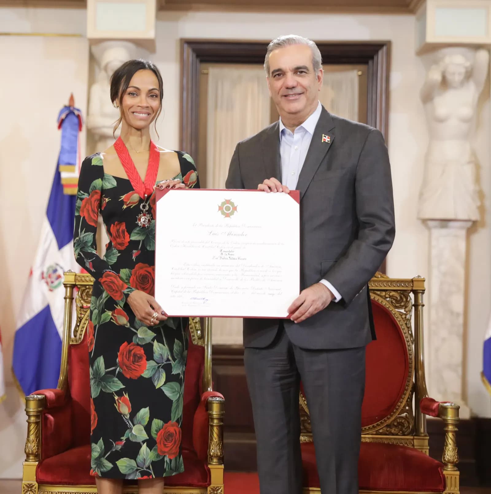 Zoe Saldaña es condecorada con la Orden Heráldica de Cristóbal Colón y dice actriz es ejemplo de que los dominicanos sí podemos
