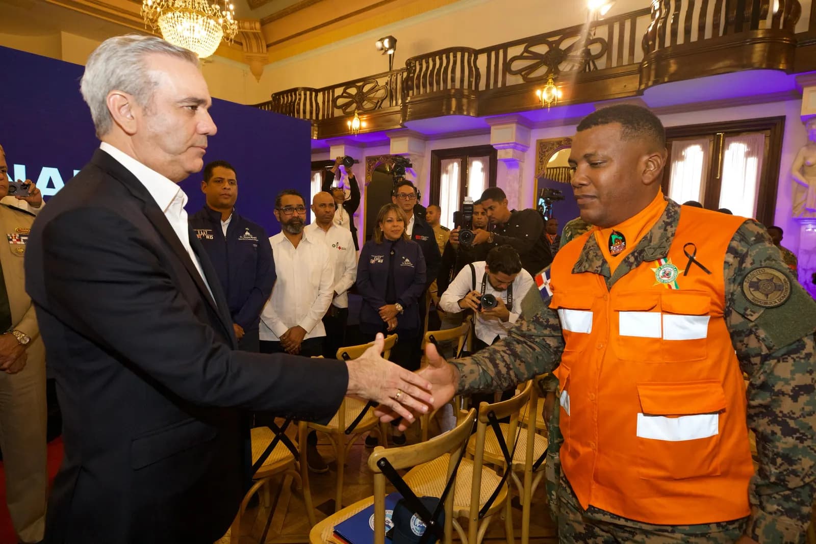 Presidente Abinader reconoce y saluda personalmente a 565 rescatistas que trabajaron sin descanso tras tragedia en centro nocturno Jet Set