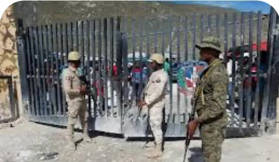 Grupo armado toma control de aduanas haitiana en la frontera