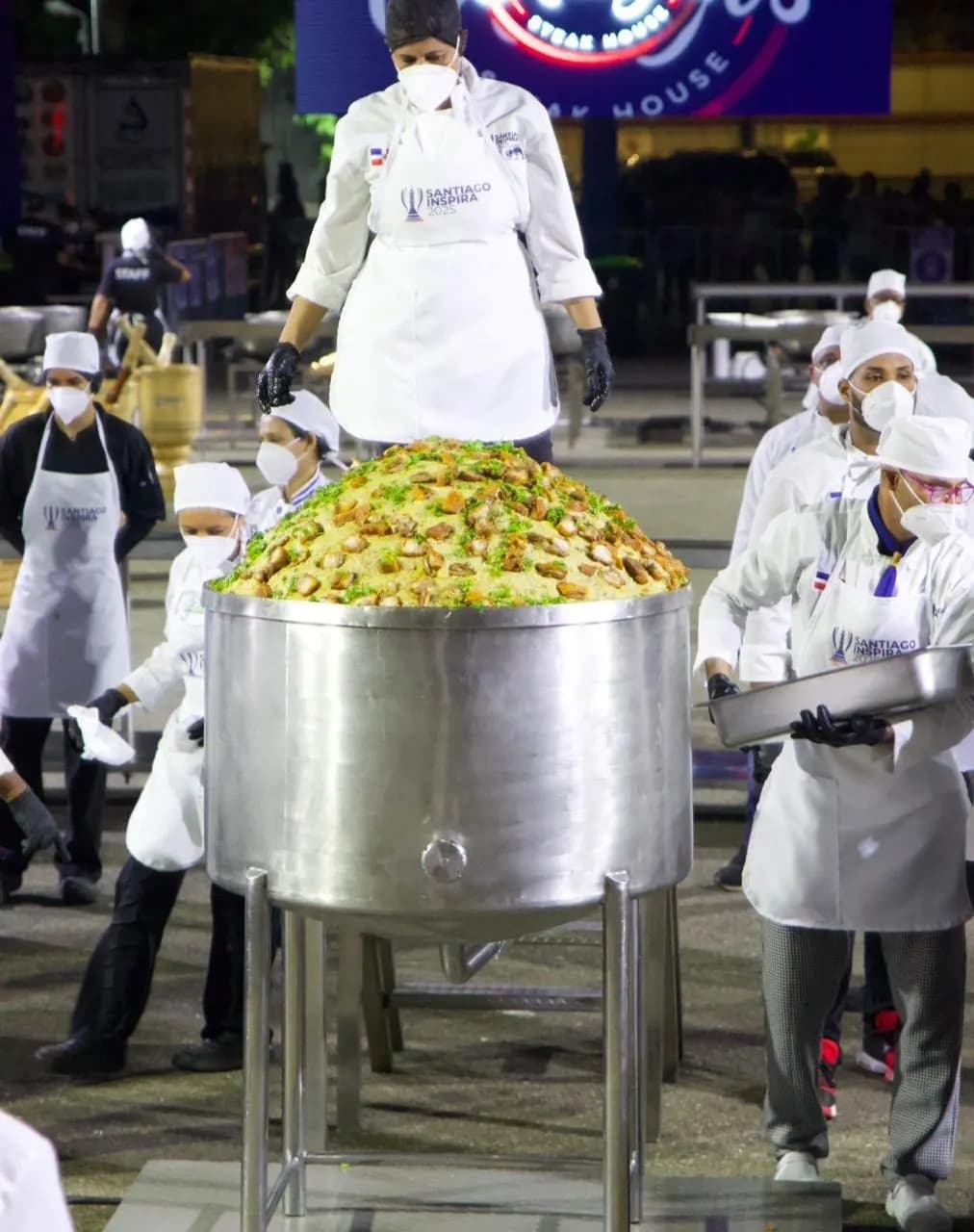 Santiago logra hazaña histórica con “El Mofongo más Grande del Mundo