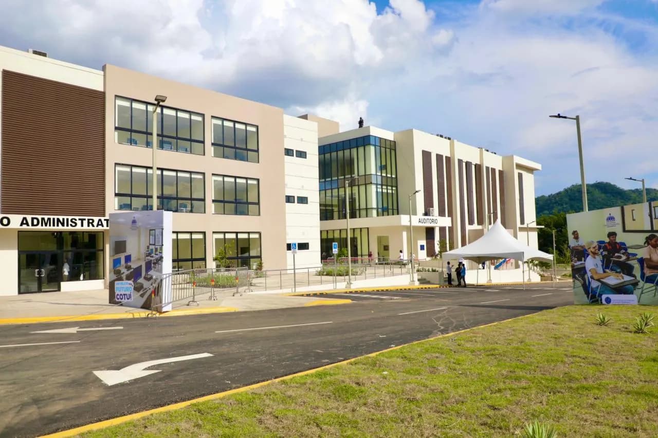 Presidente Abinader inaugura Centro Universitario Regional UASD-Cotuí con 29 aulas